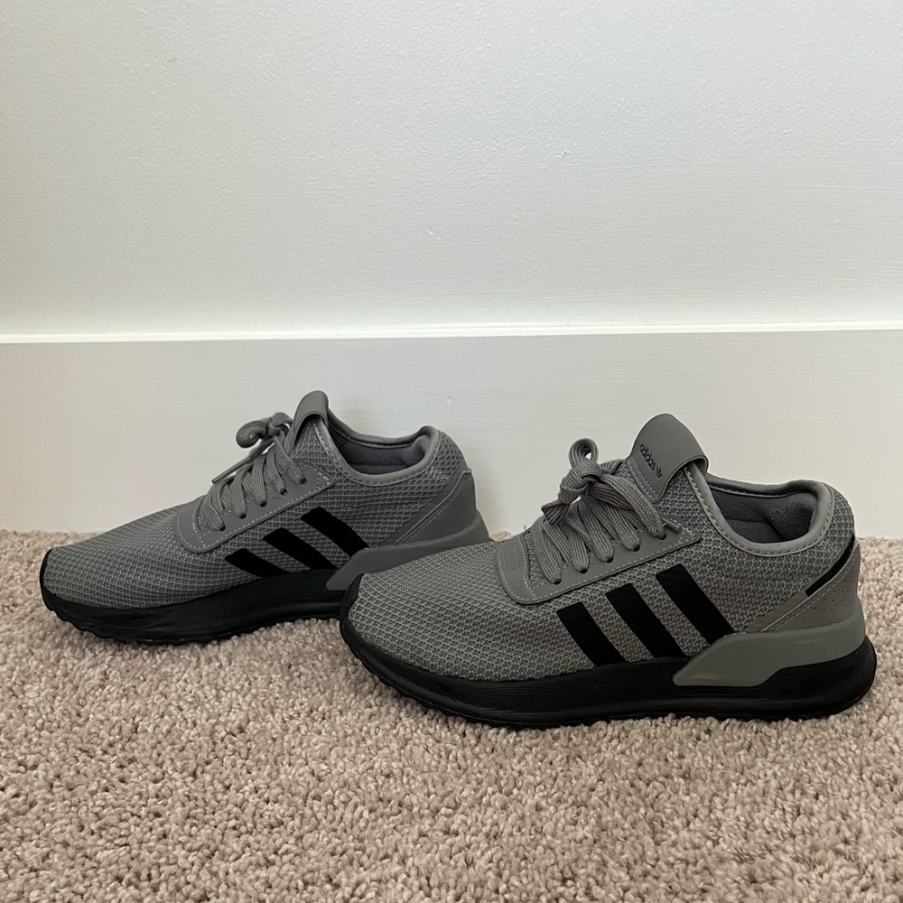 Youth Size 6, in good condition.